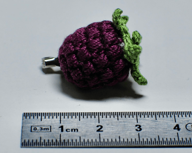 Broche "Framboise jaune"