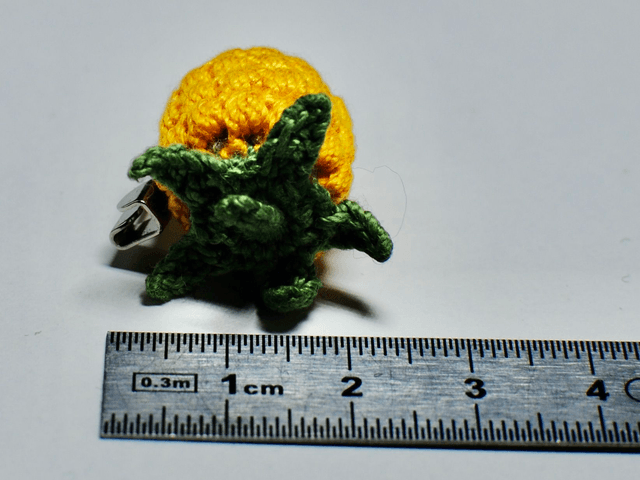 Broche "Framboise jaune"